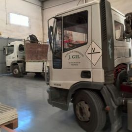 J. Gil Materiales de Construcción camiones dentro de un deposito